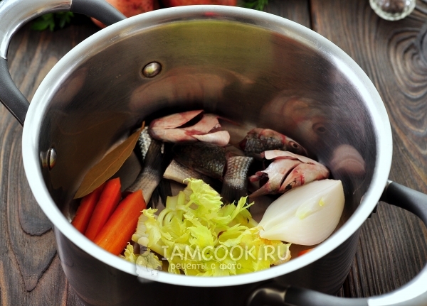 ضع السمك والخضروات في المقلاة