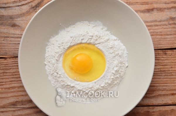 Combina la harina y el huevo