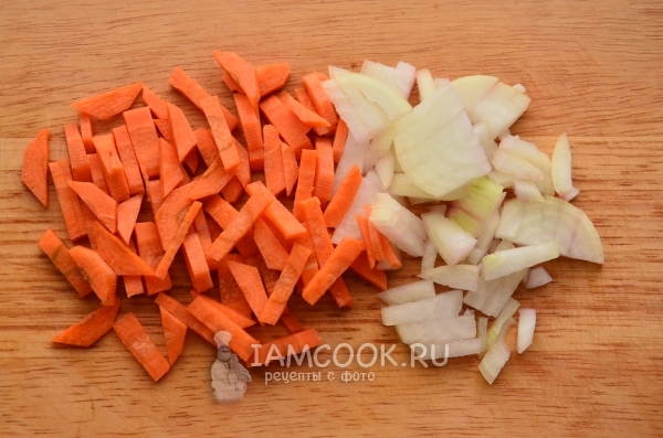 Corta las cebollas y las zanahorias