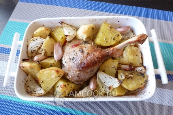 Bebek paha dengan kentang di oven