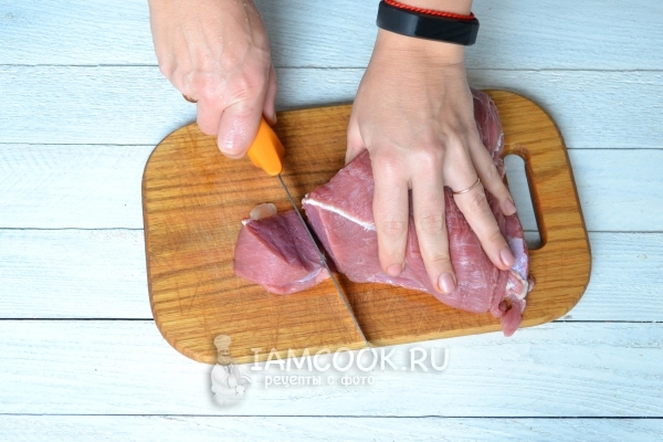 肉を切る