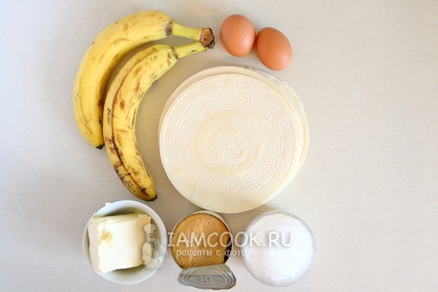 Ingredienti per torta waffle con latte condensato e banane