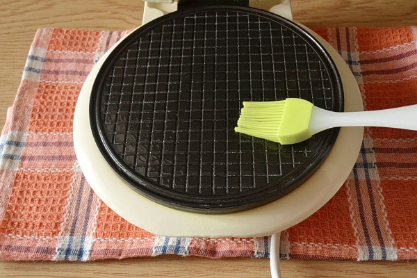 Lubricar el waffle iron con aceite