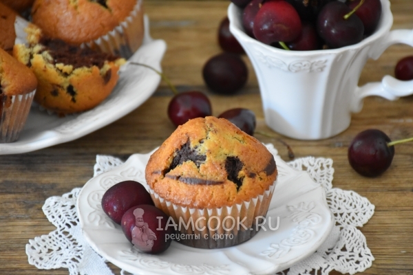 Φωτογραφία των muffins βανίλιας-σοκολάτας με κεράσια