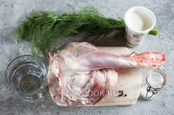 Ingredienti per cucinare l'agnello e la salsa bolliti