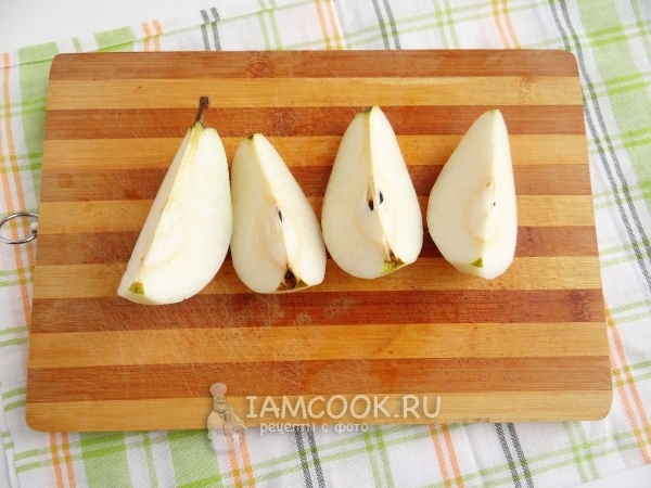 Leikkaa päärynä neljään osaan