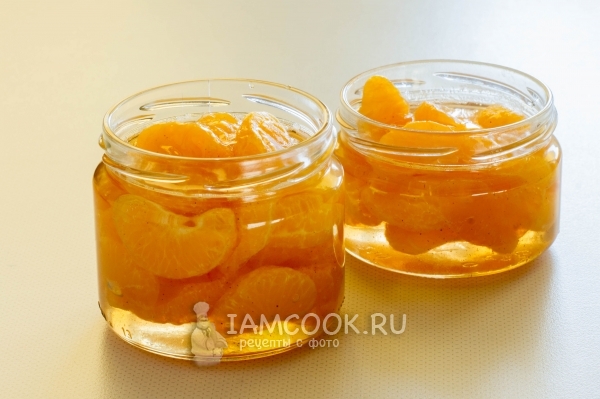 Tuangkan jeruk keprok dengan sirup
