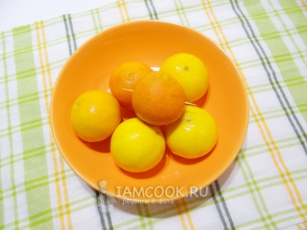 Pierce tangerines with a toothpick