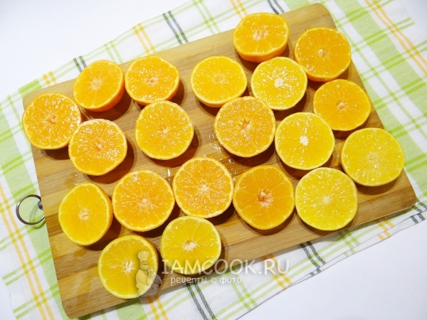 Cut the tangerines in half