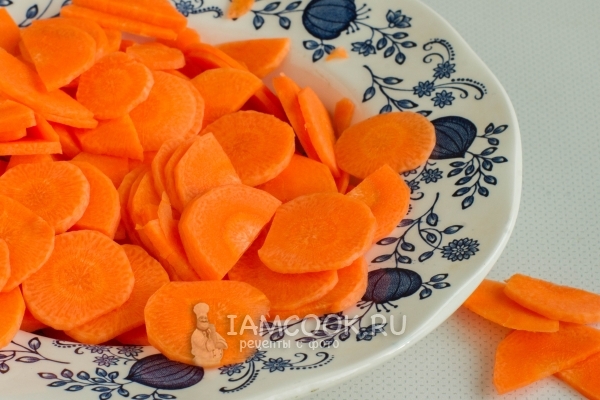Cut the carrots into circles
