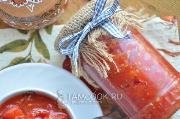 冬の赤いトマトのジャムの写真