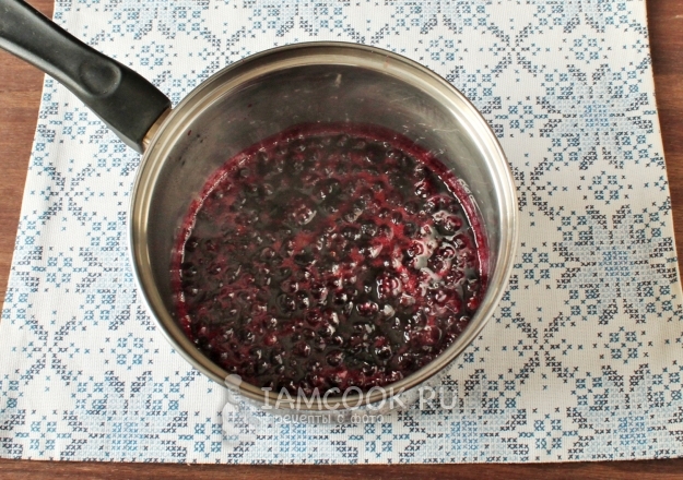 Boil berries with sugar