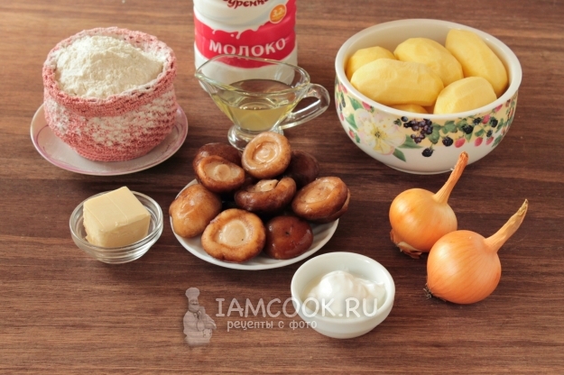 Ingredienser til dumplings fra kogt dej med kartofler og svampe