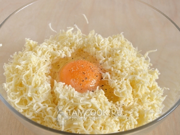 Agregue huevo, sal y pimienta