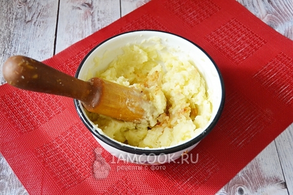 מערבבים את הבצל עם תפוחי אדמה