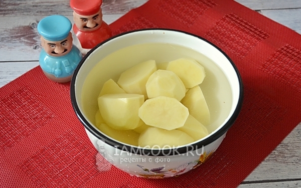 Die Kartoffeln in einen Topf mit Wasser geben