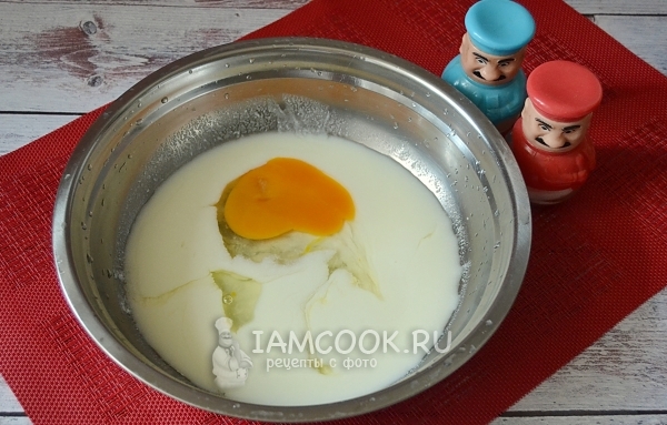 Kombinieren Sie Kefir, Ei und Salz