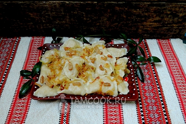 Снимка на кнедли с кисело зеле и картофи
