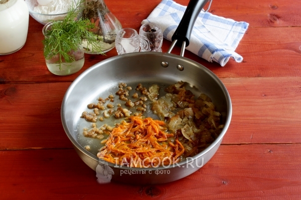 Friggere la pancetta, le cipolle e le carote