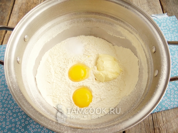 Campurkan tepung terigu, kuning telur dan mentega