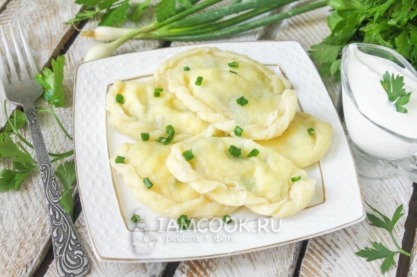 صورة من الزلابية مع الجبن والبصل الأخضر