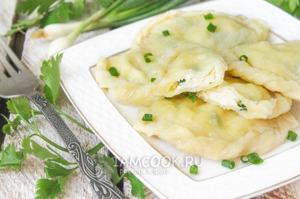 وصفة ل vareniki مع الجبن والبصل الأخضر
