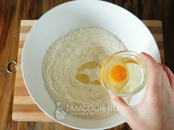 Комбинирайте брашното с масло и яйце
