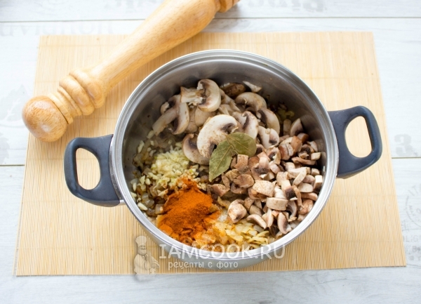 Tilsæt svampe, hvidløg og krydderier