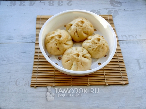 Ready-made vegetarian pies of baozi with cabbage and mushrooms