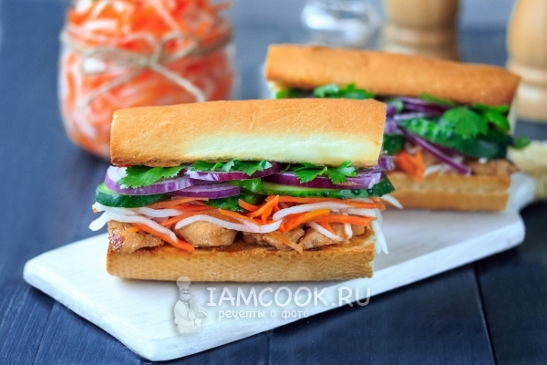 越南三明治“Ban Mi”与鸡肉的照片