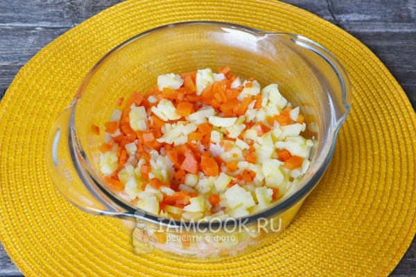 把胡萝卜和土豆放进沙拉里