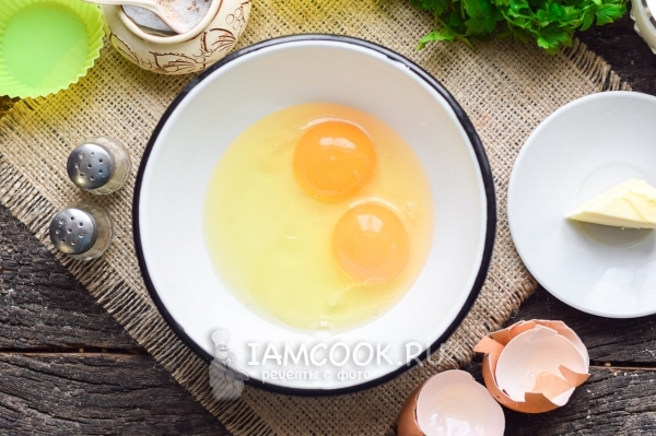把鸡蛋放进一个碗里