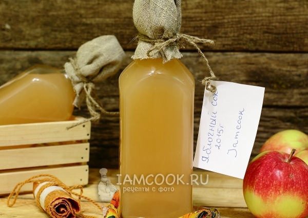 צילום של מיץ תפוחים לחורף דרך מסחטה