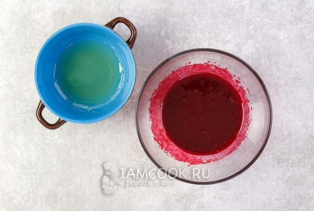 Pour gelatin to berries