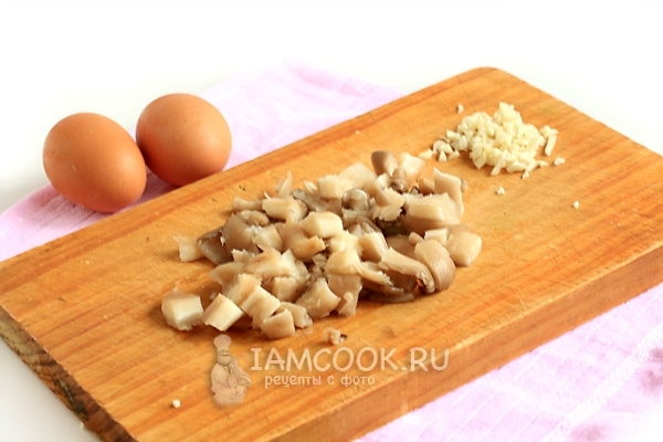 Řezané houby a česnek