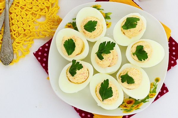 केकड़े की छड़ के साथ भरवां अंडे का फोटो