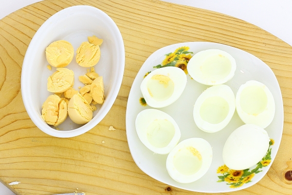 Отстранете жълтъка от яйцата