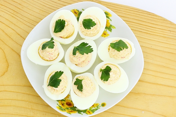 केकड़े की छड़ के साथ भरवां अंडे के लिए पकाने की विधि