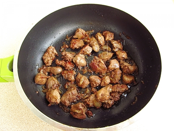 Hígado de pollo frito con cebolla