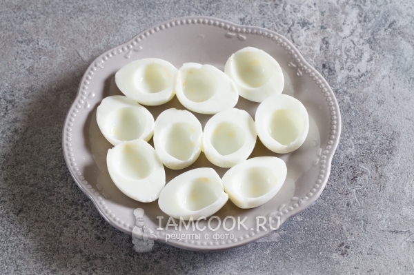 Izrežite jaja na pola