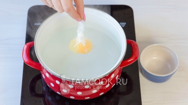 שים את הביצה בסרט במים חמים