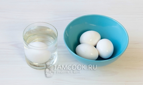 שים את הביצה במים מומלחים
