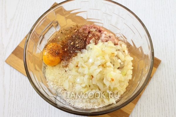 Combine onion, minced meat, rice, egg and spices