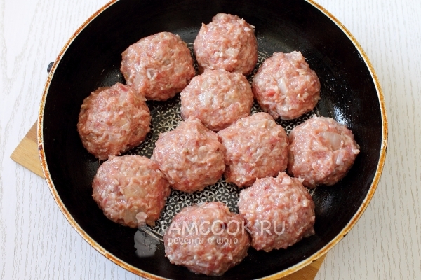 Put on the frying pan balls of minced meat