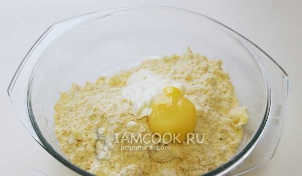Agregue crema agria y huevo