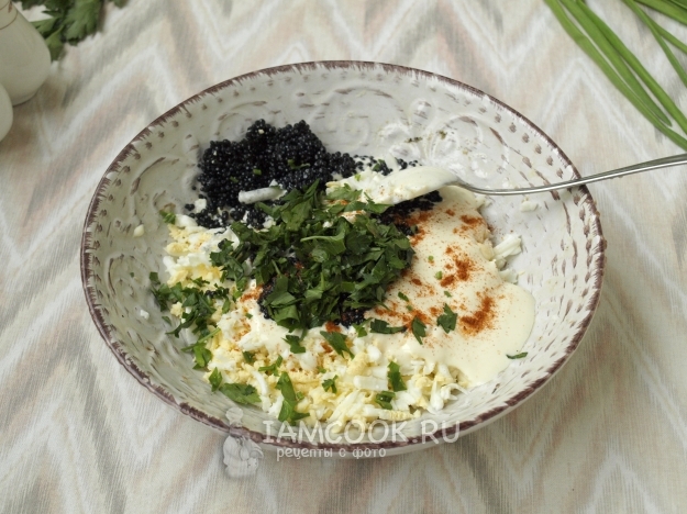 Conecte los huevos, el queso, los verdes y el caviar