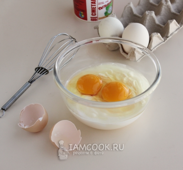 Csatlakoztassa a tojásokat, a tejfölt és a majonézt