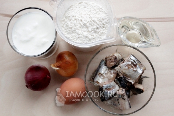 Ingredienser til en jellied tærte med dåsefisk