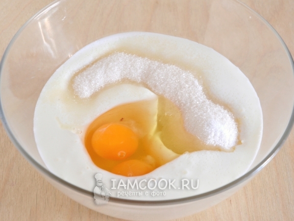 Combine eggs, sugar, kefir and salt