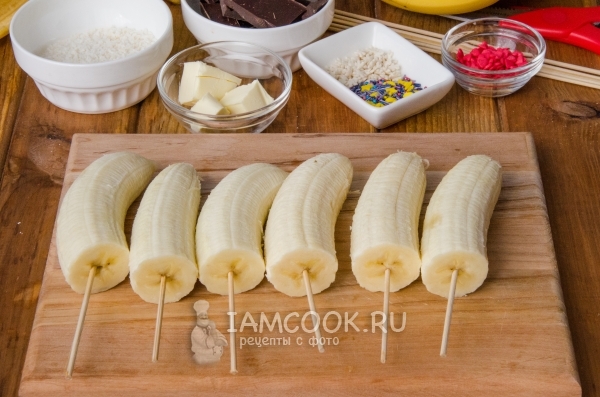 قطع الموز على أسياخ